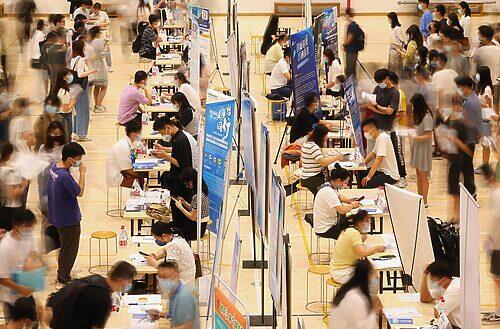 Graduates attend a job fair in Nanjing, Jiangsu province, May 29, 2022. Yang Bo/CNS/VCG