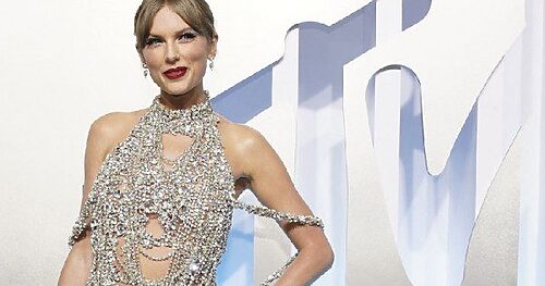 Taylor Swift wins top MTV video award, announces new album, Entertainment News