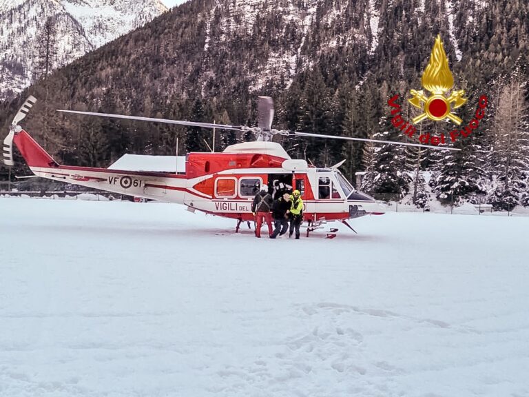 BREAKING NEWS. Update. Cable car accident in Italy: four injured/About 100 people evacuated by helicopter from 2,800 meters altitude – VIDEO