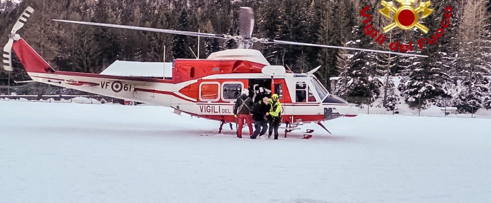 BREAKING NEWS. Update. Cable car accident in Italy: four injured/About 100 people evacuated by helicopter from 2,800 meters altitude – VIDEO