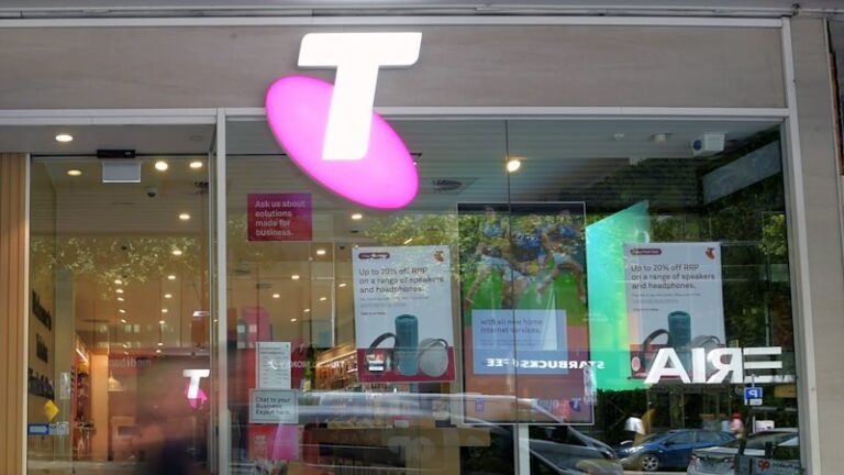 Telstra posts billion-dollar profit as job cuts deepen